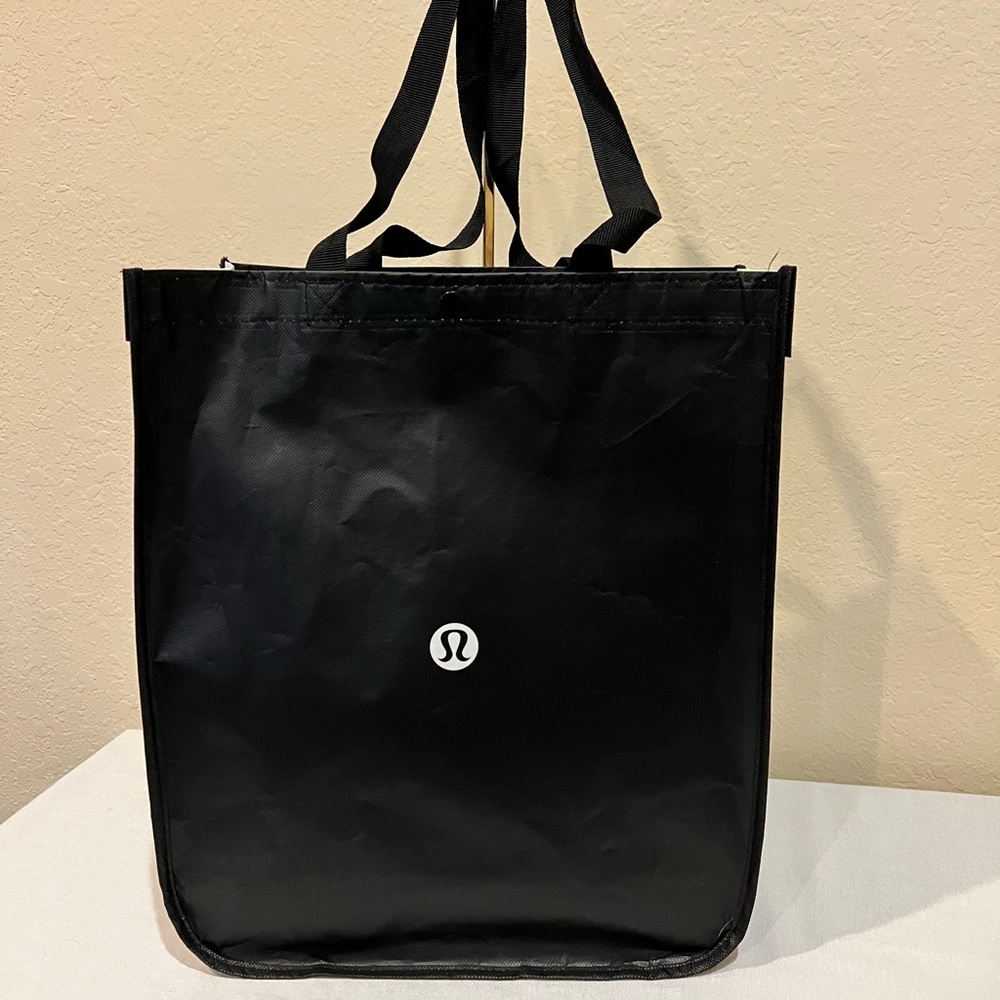 NEW 🩷 LULULEMON BLACK AND WHITE REUSABLE TOTE BAG WITH SNAP CLOSURE